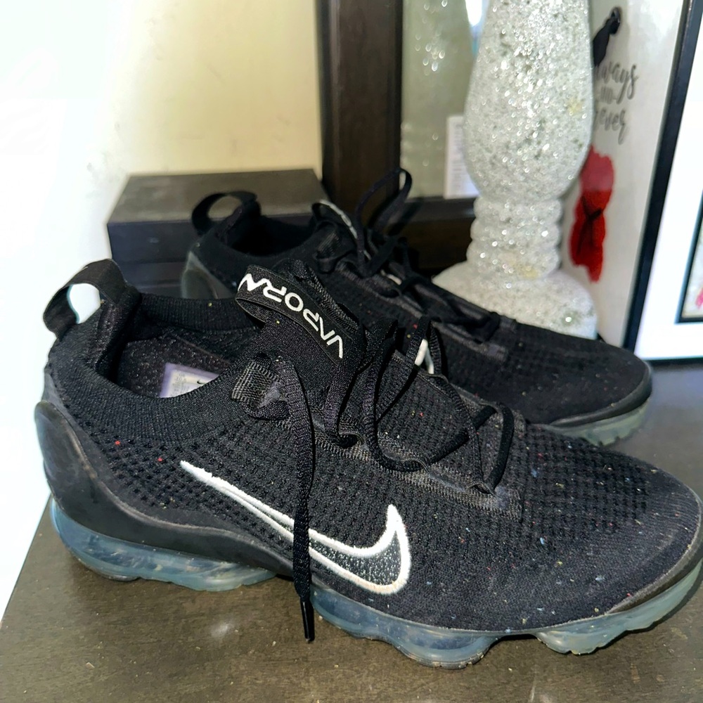 Nike Black and White Nike Vapormax sneaker. Men size 10.5  good condition.